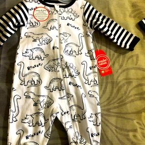 Black and white sleep& play sets